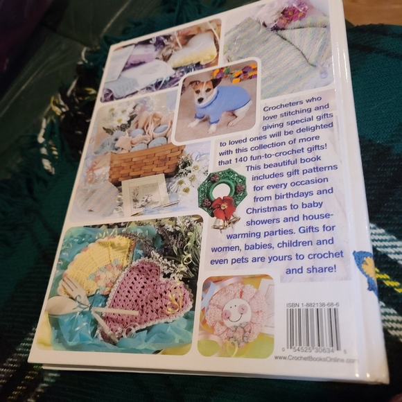 Crochet Gifts to Go Laura Scott Craft Book - Picture 2 of 6